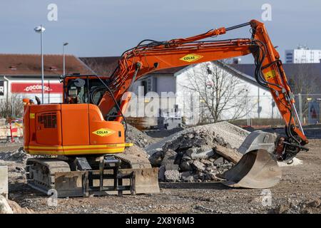Nancy, France - vue sur une pelle sur chenilles orange Komatsu PC138US-10 pour le terrassement sur un chantier de construction. Banque D'Images