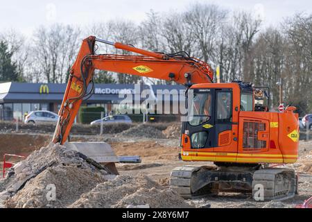 Nancy, France - vue sur une pelle sur chenilles orange Komatsu PC138US-10 pour le terrassement sur un chantier de construction. Banque D'Images