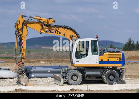 Nancy, France - vue sur une pelle sur roues jaune Liebherr A 900 C Litronic pour le terrassement sur un chantier de construction. Banque D'Images