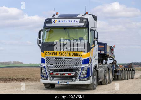 Nancy, France - camion lourd blanc Volvo FH16 650 avec remorque vide garée sur un chantier de construction d'un parc éolien. Banque D'Images