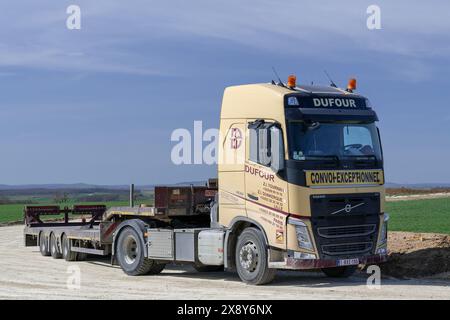 Nancy, France - camion lourd Beige Volvo FH 540 avec remorque vide garée sur un chantier de construction d'un parc éolien. Banque D'Images