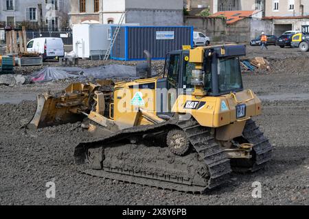 Nancy, France - bulldozer jaune CAT D6N LGP pour travaux de terrassement sur un chantier. Banque D'Images