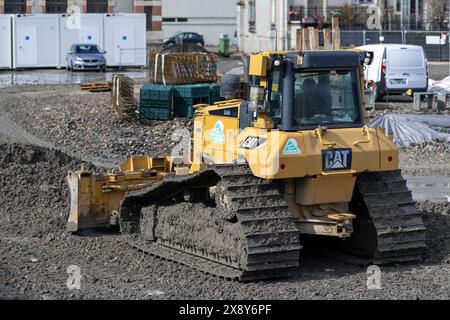 Nancy, France - bulldozer jaune CAT D6N LGP pour travaux de terrassement sur un chantier. Banque D'Images