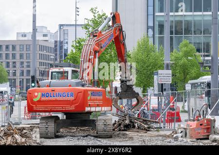 Nancy, France - pelle sur chenilles rouge Liebherr R 924 LC pour la démolition de l'ancienne plate-forme de tramway dans une rue du centre-ville. Banque D'Images