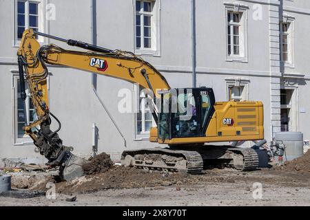 Nancy, France - pelle sur chenilles jaune CAT 323 pour le terrassement sur un chantier de construction. Banque D'Images