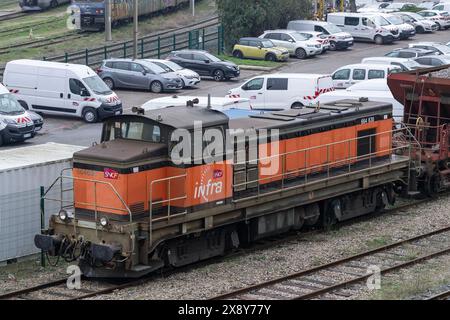 Nancy, France - 12 mars 2024 : locomotive diesel Orange SNCF classe BB 64600 au dépôt ferroviaire de la gare de Nancy. Banque D'Images