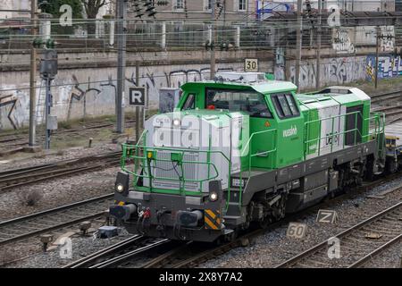 Nancy, France - locomotive diesel-électrique grise et verte Vossloh DE 18 traversant la gare de Nancy. Banque D'Images