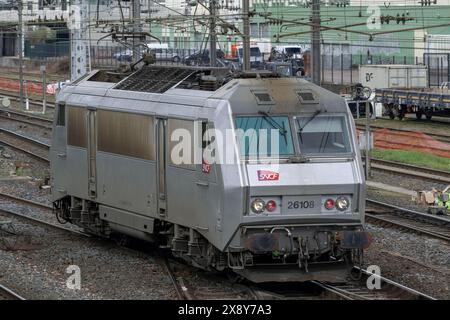 Nancy, France - vue sur une locomotive électrique grise SNCF Class BB 26000 traversant la gare de Nancy. Banque D'Images