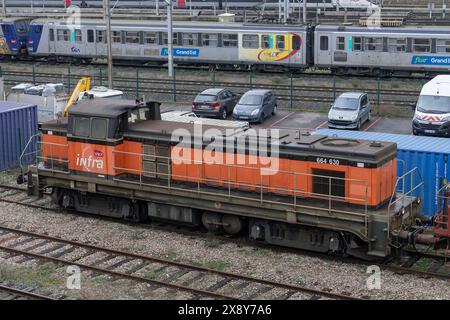 Nancy, France - 12 mars 2024 : locomotive diesel Orange SNCF classe BB 64600 au dépôt ferroviaire de la gare de Nancy. Banque D'Images