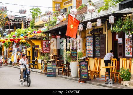 Anciennes maisons jaunes traditionnelles de la ville antique de Hoi an. Magasins et restaurants locaux dans la ville historique de Hoi an Vietnam. Photo de voyage, mise au point sélective ma Banque D'Images