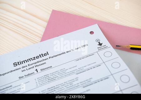 Bulletins de vote postaux pour le Parlement européen en allemand avec liste des partis, enveloppe de sécurité, devoir civique et participation citoyenne, Francfort - Banque D'Images