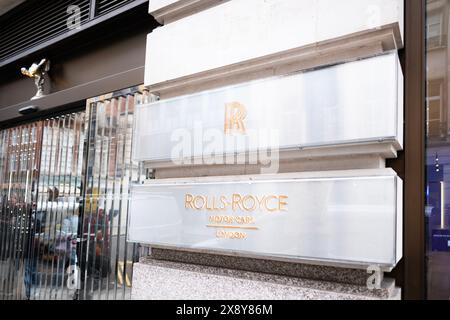 Rolls-Royce logo publicitaire, bannière, bâtiment de concession automobile, salon automobile britannique Rolls-Royce Motor Cars, bureau de vente, corpor Banque D'Images