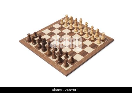 Échiquier en bois avec des pièces d'échecs prêtes pour le jeu isolé sur fond blanc Banque D'Images