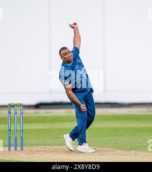 Samit Patel bowling pour le Derbyshire dans un deuxième match XI T20 entre le Derbyshire et le Lancashire. Banque D'Images