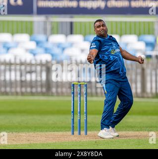 Samit Patel bowling pour le Derbyshire dans un deuxième match XI T20 entre le Derbyshire et le Lancashire. Banque D'Images