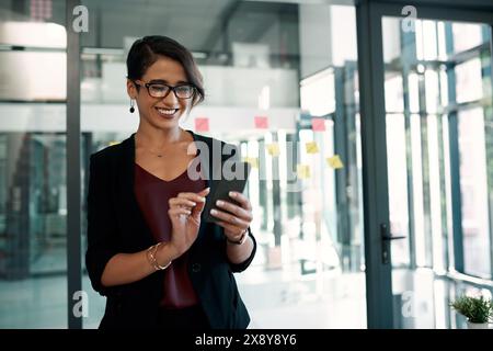 Téléphone portable, sourire et femme d'affaires dans le bureau en tapant un e-mail ou réseautage sur Internet. Communication, technologie et concepteur professionnel faire Banque D'Images