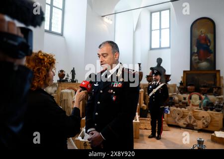 Récupérer en Amérique 660 opere d'Arte antica dal settimo al secondo secolo A. C. frutto di scavi clandestini in Etruria, Lazio e Campania grazie ad una operazione congiunta dei Carabinieri e della Homeland Security di New York il generale Francesco Gargaro - Cronaca - Roma, Italia - Marted&#xec;, 28 Maggio 2024 (foto Cecilia Fabiano/LaPresse) récupéré en Amérique 660 œuvres du VIIe au IIe siècle av. J.-C., résultat de fouilles clandestines dans les régions de l'Etrurie, du Latium et de Campanie grâce à une opération conjointe des Carabiniers et de la sécurité intérieure de New York général FR Banque D'Images