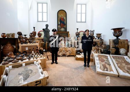 Récupérer en Amérique 660 opere d'Arte antica dal settimo al secondo secolo A. C. frutto di scavi clandestini in Etruria, Lazio e Campania grazie ad una operazione congiunta dei Carabinieri e della Homeland Security di New York - Cronaca - Roma, Italia - Marted&#xec;, 28 Maggio 2024 (foto Cecilia Fabiano/LaPresse) récupéré en Amérique 660 œuvres du VIIe au IIe siècle av. J.-C., le résultat de fouilles clandestines dans les régions de l'Etrurie, du Latium et de la Campanie grâce à une opération conjointe des Carabiniers et de la sécurité intérieure de New York - nouvelles - Rome, Italie - mercredi, 28 M. Banque D'Images