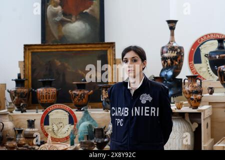 Récupérer en Amérique 660 opere d'Arte antica dal settimo al secondo secolo A. C. frutto di scavi clandestini in Etruria, Lazio e Campania grazie ad una operazione congiunta dei Carabinieri e della Homeland Security di New York - Cronaca - Roma, Italia - Marted&#xec;, 28 Maggio 2024 (foto Cecilia Fabiano/LaPresse) récupéré en Amérique 660 œuvres du VIIe au IIe siècle av. J.-C., le résultat de fouilles clandestines dans les régions de l'Etrurie, du Latium et de la Campanie grâce à une opération conjointe des Carabiniers et de la sécurité intérieure de New York - nouvelles - Rome, Italie - mercredi, 28 M. Banque D'Images