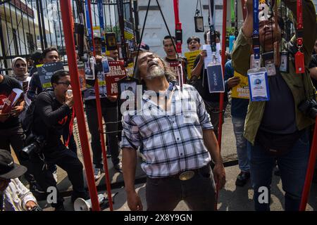 Des journalistes indonésiens ont protesté contre le dernier projet de révision de la loi sur la radiodiffusion publié par la Chambre des représentants (DPR) à Bandung, Java Ouest, Indonésie, le 28 mai 2024. Les journalistes s'opposent à toutes les formes de menaces contre la liberté de la presse contenues dans la révision prévue du projet de loi sur la radiodiffusion qui pourrait réduire au silence les journalistes et la presse. (Photo Dimas Rachmatsyah/Sipa USA) Banque D'Images