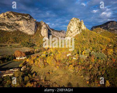 France, Drôme, Drôme Provençale, Saou, le Roc de Saoû (501 m) avec les aiguilles (793 m) et le Tour (663 m) au coucher du soleil (vue aérienne) Banque D'Images