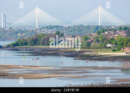 La ville de banlieue de Dalgety Bay avec le Queensferry Crossing en arrière-plan Banque D'Images