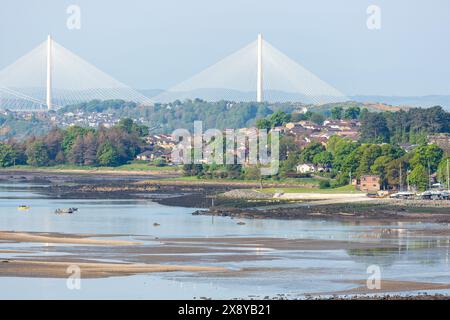 La ville de banlieue de Dalgety Bay avec le Queensferry Crossing en arrière-plan Banque D'Images