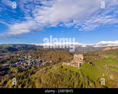 France, Puy de Dome, Château de Murol, Château de Murol, Parc naturel régional des volcans Auvergne, massif du Sancy, Monts Dore (vue aérienne) Banque D'Images