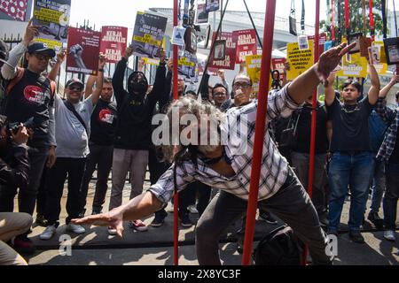 Bandung, Indonésie. 28 mai 2024. Des journalistes indonésiens ont protesté contre le dernier projet de révision de la loi sur la radiodiffusion publié par la Chambre des représentants (DPR) à Bandung, Java Ouest, Indonésie, le 28 mai 2024. Les journalistes s'opposent à toutes les formes de menaces contre la liberté de la presse contenues dans la révision prévue du projet de loi sur la radiodiffusion qui pourrait réduire au silence les journalistes et la presse. (Photo de Dimas Rachmatsyah/Sipa USA) crédit : Sipa USA/Alamy Live News Banque D'Images