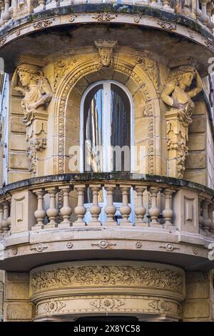 France, Corrèze, Brive-la-Gaillarde, immeuble d'angle construit en 1891-1892 Banque D'Images