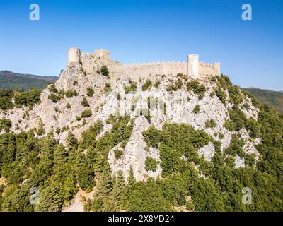 France, Aude, pays Cathare, le château de Puilaurens perché sur un éperon rocheux surplombant la vallée de Boulzane à 697 m d'altitude (vue aérienne) Banque D'Images