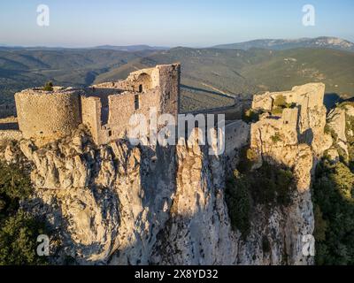 France, Aude, pays Cathare, les Corbières, Duilhac-sous-Peyrepertuse, château de Peyrepertuse, les hauts murs du Donjon-Vieux et l'éperon du fi Banque D'Images