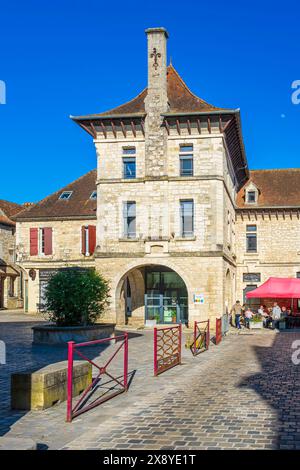 France, Lot, Gramat, étape sur le chemin Rocamadour (GR 6), variante du chemin du Puy (ou via Podiensis) vers Saint-Jacques-de-Compostelle, place Halle Banque D'Images