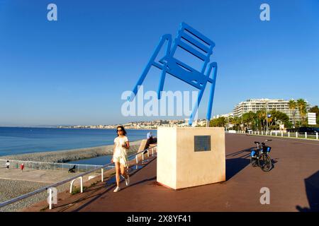 France, Alpes Maritimes, Nice, classée au Patrimoine mondial de l'UNESCO, Baie des Anges, Promenade des Anglais, la chaise bleue de SAB Banque D'Images