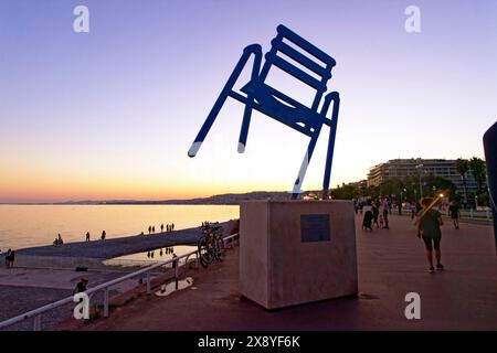 France, Alpes Maritimes, Nice, classée au Patrimoine mondial de l'UNESCO, Baie des Anges, Promenade des Anglais, la chaise bleue de SAB Banque D'Images