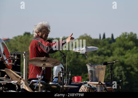 Mr. Trilok Gurtu en concert. Percussionniste et compositeur indien. Concert en plein air tôt le matin. Moruzzo, province d'Udine, Friuli Venezia Giulia, Italie. Banque D'Images