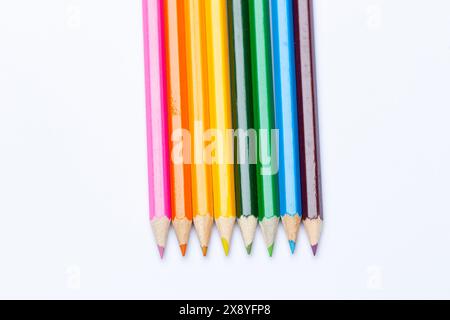 Une collection de crayons de couleur sur fond blanc Banque D'Images