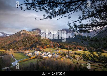 France, Drôme, Parc naturel régional du Vercors, massif du Dévoluy, vallée de Jarjatte, village avec la Tête de Vachères (2402 m) à gauche, col des AIG Banque D'Images