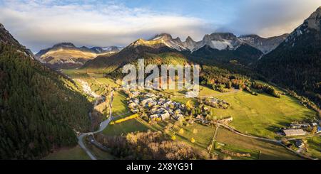 France, Drôme, Parc naturel régional du Vercors, massif du Dévoluy, vallée de Jarjatte, le village avec la Tête de Vachères (2402 m) au centre, col des A. Banque D'Images