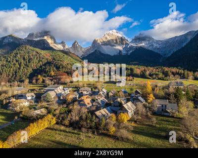 France, Drôme, Parc naturel régional du Vercors, massif du Dévoluy, vallée de Jarjatte, village avec la Tête de Vachères (2402 m) à gauche, col des AIG Banque D'Images