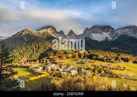 France, Drôme, Parc naturel régional du Vercors, massif du Dévoluy, vallée de Jarjatte, village avec la Tête de Vachères (2402 m) à gauche, col des AIG Banque D'Images