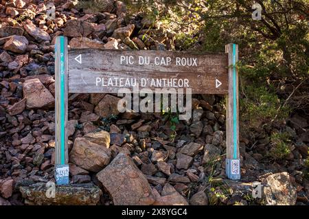 France, Var, Saint-Raphaël, massif de l'Estérel, panneau d'orientation sur le sentier de randonnée jusqu'au Cap Roux depuis le parking Sainte-Baume Banque D'Images