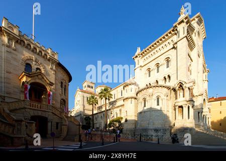 Principauté de Monaco, Monaco, dans la vieille ville sur le Rocher, Palais de Justice de Monaco ville et Cathédrale notre Dame Immaculée de Monaco Banque D'Images