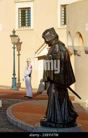 Principauté de Monaco, Monaco, place du Palais, statue de François Grimanldi et palais royal, le corps des Carabiniers de S.A.S. le Prince Banque D'Images