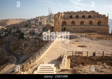 Château médiéval de Kerak en Jordanie. Monument historique au moyen-Orient avec Village on the Hill en arrière-plan. Banque D'Images