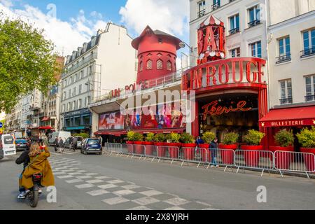 France, Paris, 18ème arrondissement, le cabaret du Moulin Rouge, les ailes du moulin sont tombées dans la nuit du 24 au 25 avril 2024 (Moulin Rouge, régiste Banque D'Images