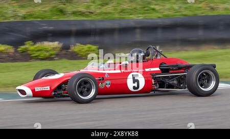 Steve Nichols dans la Chevron-Ford B17 1970 lors de la course de la Coupe Derek Bell lors de la 81e réunion des membres de Goodwood 2024, Sussex, Royaume-Uni. Banque D'Images