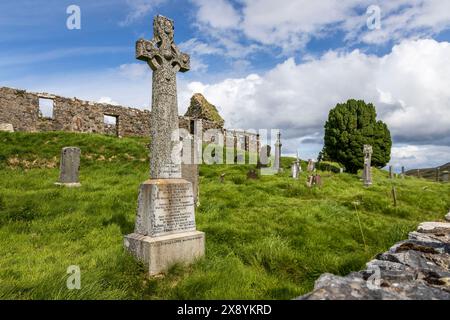 Royaume-Uni, Écosse, Highlands, île de Skye, ruines de l'église Kilchrist et Celtic Cross dans le cimetière vers Kilbride Banque D'Images