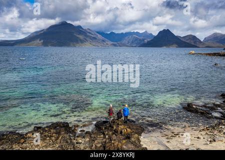 Royaume-Uni, Écosse, Highland, Hébrides intérieures, île de Skye, Elgol, Loch Scavaig et les montagnes Black Cullin vue d'Elgol Banque D'Images