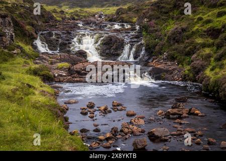 Royaume-Uni, Écosse, Highlands, île de Skye, péninsule de Trotternish, les eaux noires de la rivière Rha dans le Quiraing Banque D'Images